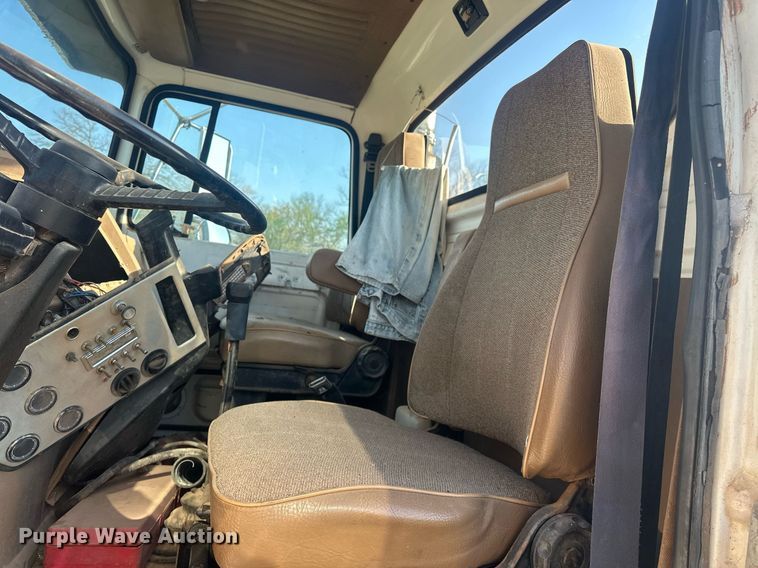 image for item EJ8655 1992 Ford LA9000 truck cab and chassis