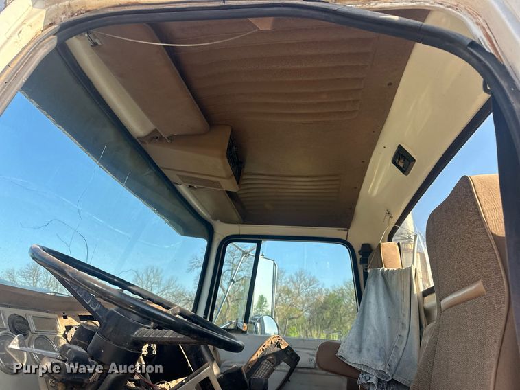 image for item EJ8655 1992 Ford LA9000 truck cab and chassis