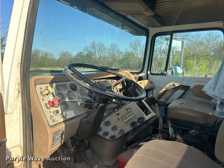 image for item EJ8655 1992 Ford LA9000 truck cab and chassis