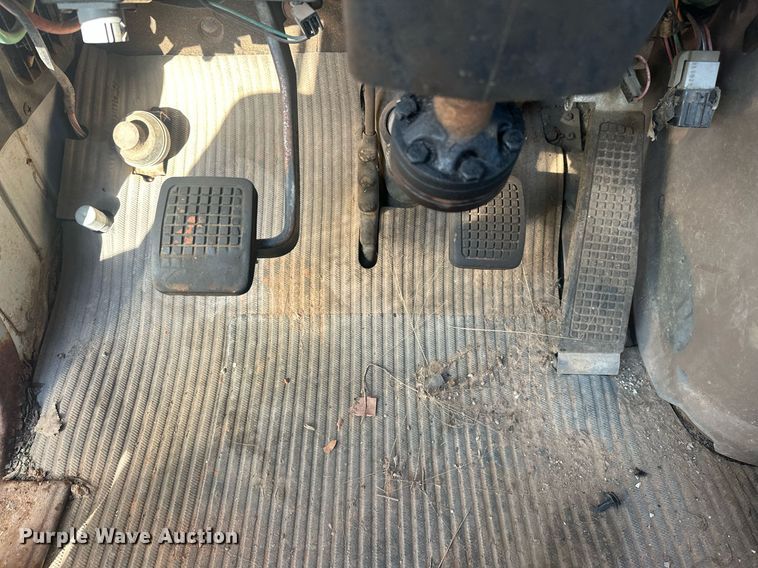 image for item EJ8655 1992 Ford LA9000 truck cab and chassis