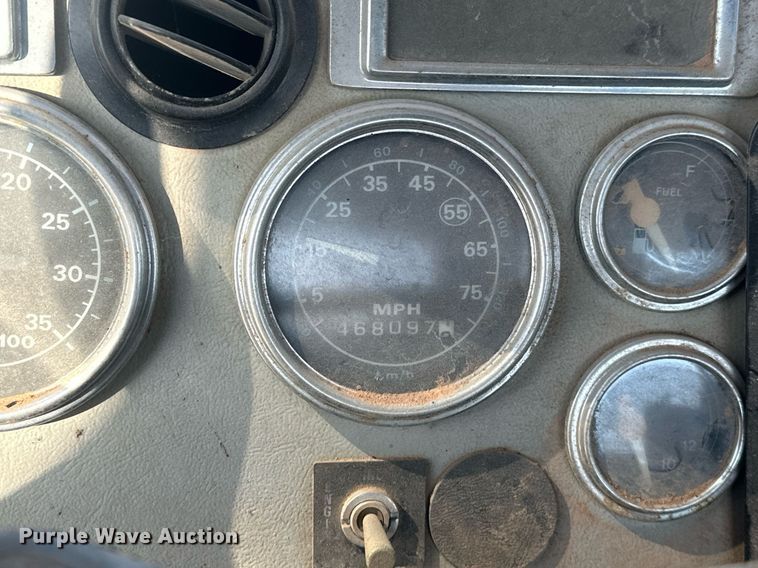 image for item EJ8655 1992 Ford LA9000 truck cab and chassis