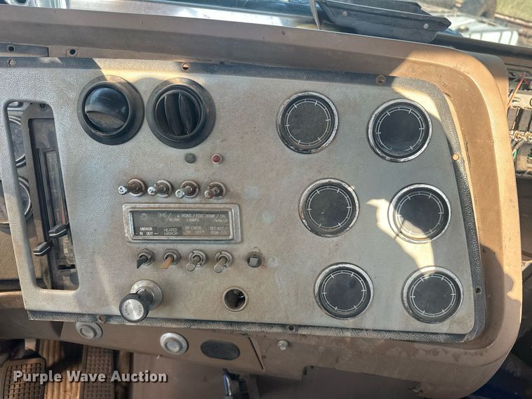 image for item EJ8655 1992 Ford LA9000 truck cab and chassis