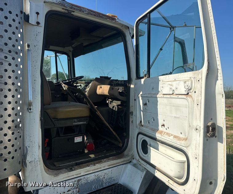 image for item EJ8655 1992 Ford LA9000 truck cab and chassis