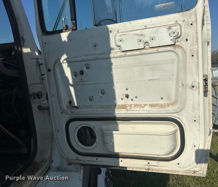 image for item EJ8655 1992 Ford LA9000 truck cab and chassis