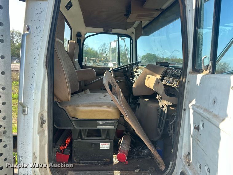 image for item EJ8655 1992 Ford LA9000 truck cab and chassis