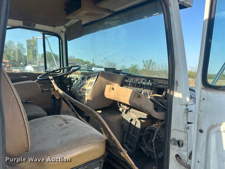 image for item EJ8655 1992 Ford LA9000 truck cab and chassis