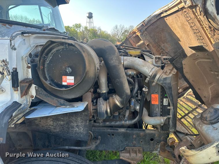 image for item EJ8655 1992 Ford LA9000 truck cab and chassis