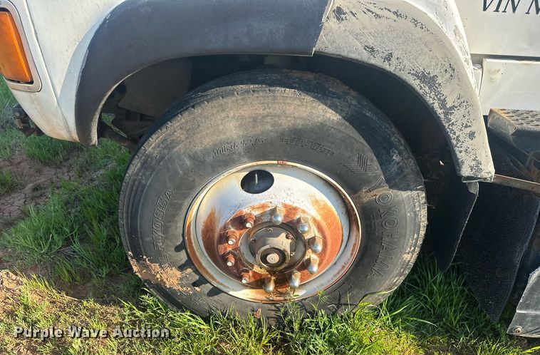 image for item EJ8655 1992 Ford LA9000 truck cab and chassis