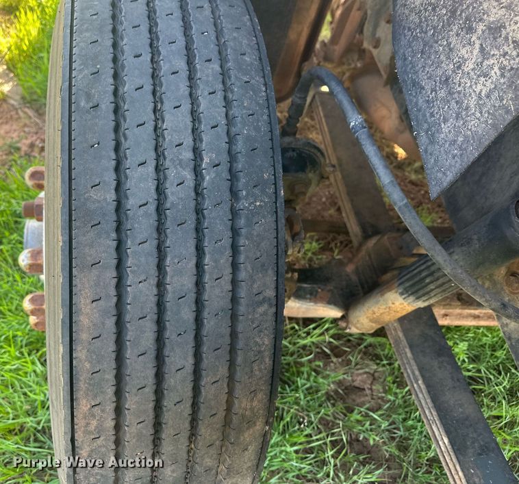 image for item EJ8655 1992 Ford LA9000 truck cab and chassis