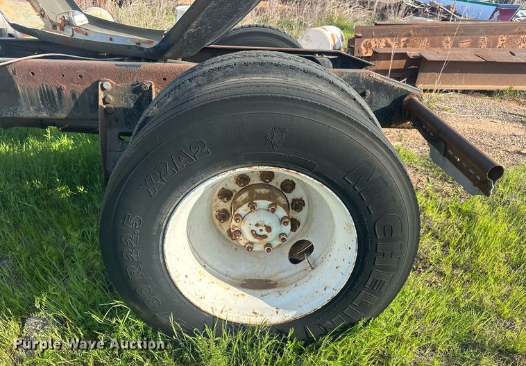 image for item EJ8655 1992 Ford LA9000 truck cab and chassis