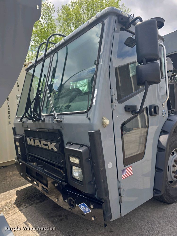 image for item EK5048 2019 Mack LR64E refuse truck