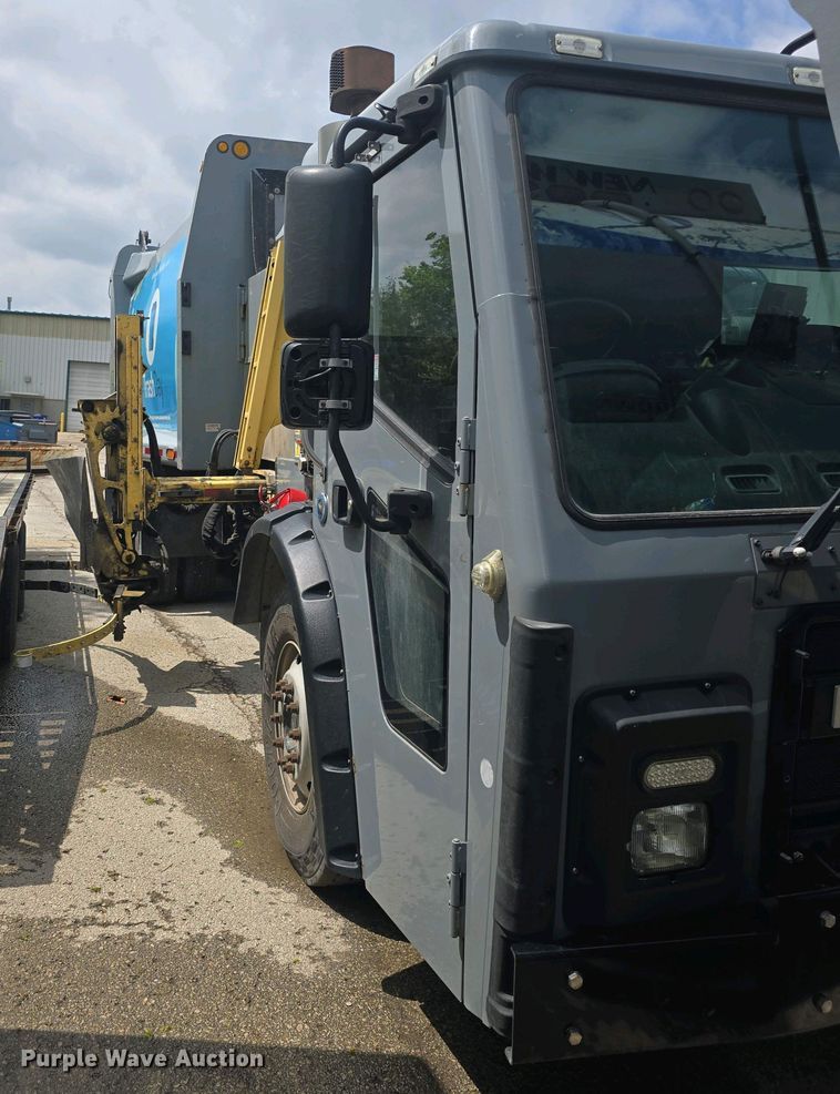 image for item EK5048 2019 Mack LR64E refuse truck