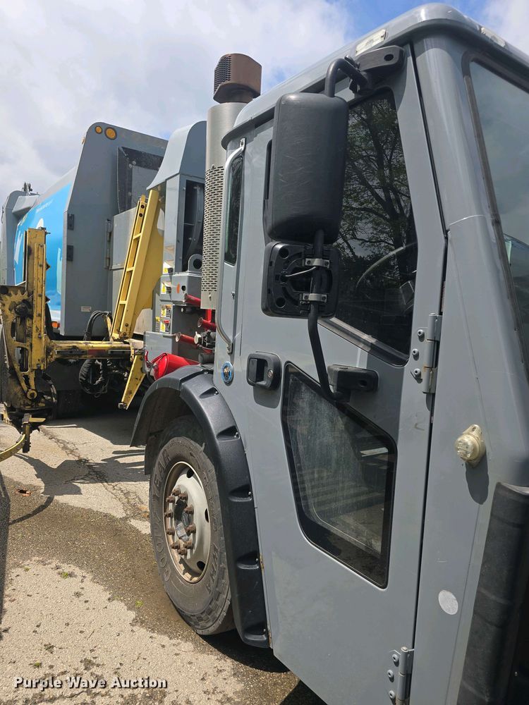 image for item EK5048 2019 Mack LR64E refuse truck