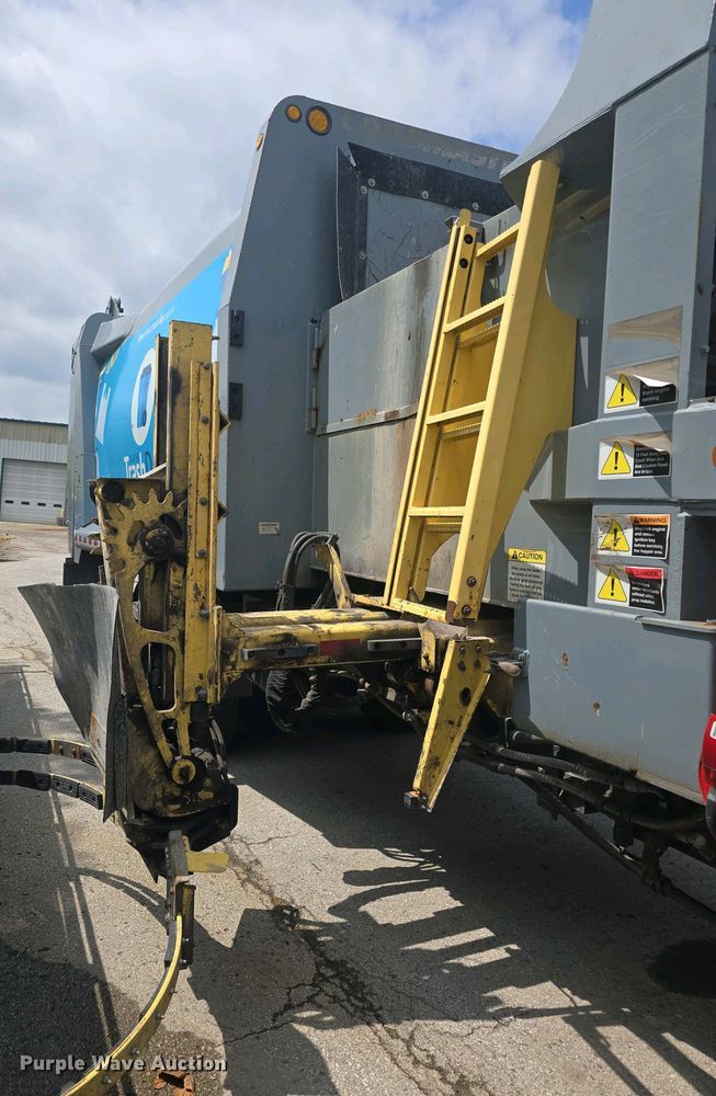 image for item EK5048 2019 Mack LR64E refuse truck