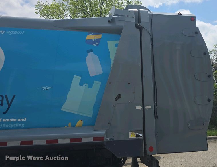 image for item EK5048 2019 Mack LR64E refuse truck