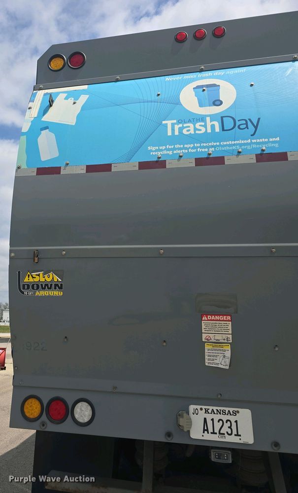 image for item EK5048 2019 Mack LR64E refuse truck