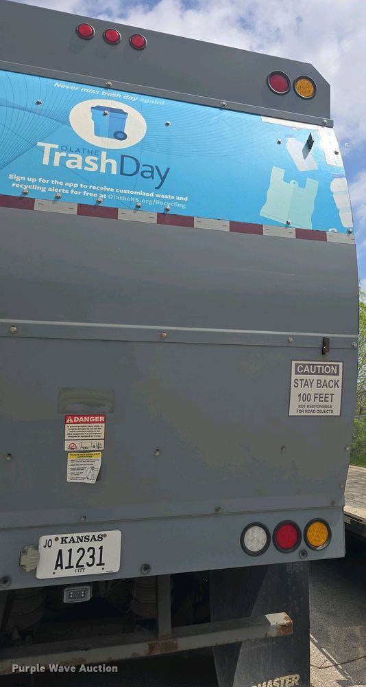 image for item EK5048 2019 Mack LR64E refuse truck