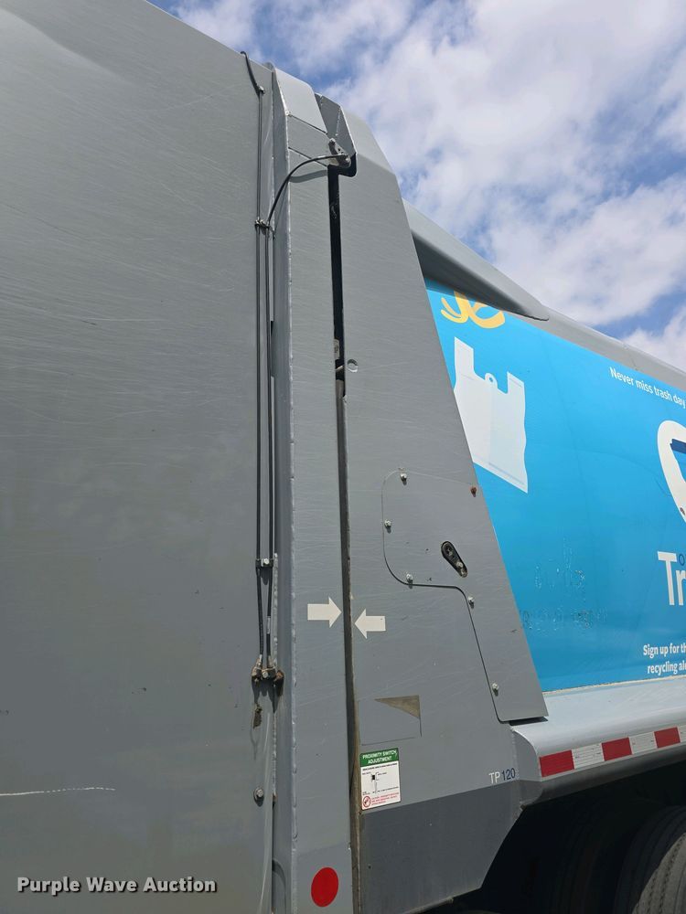 image for item EK5048 2019 Mack LR64E refuse truck