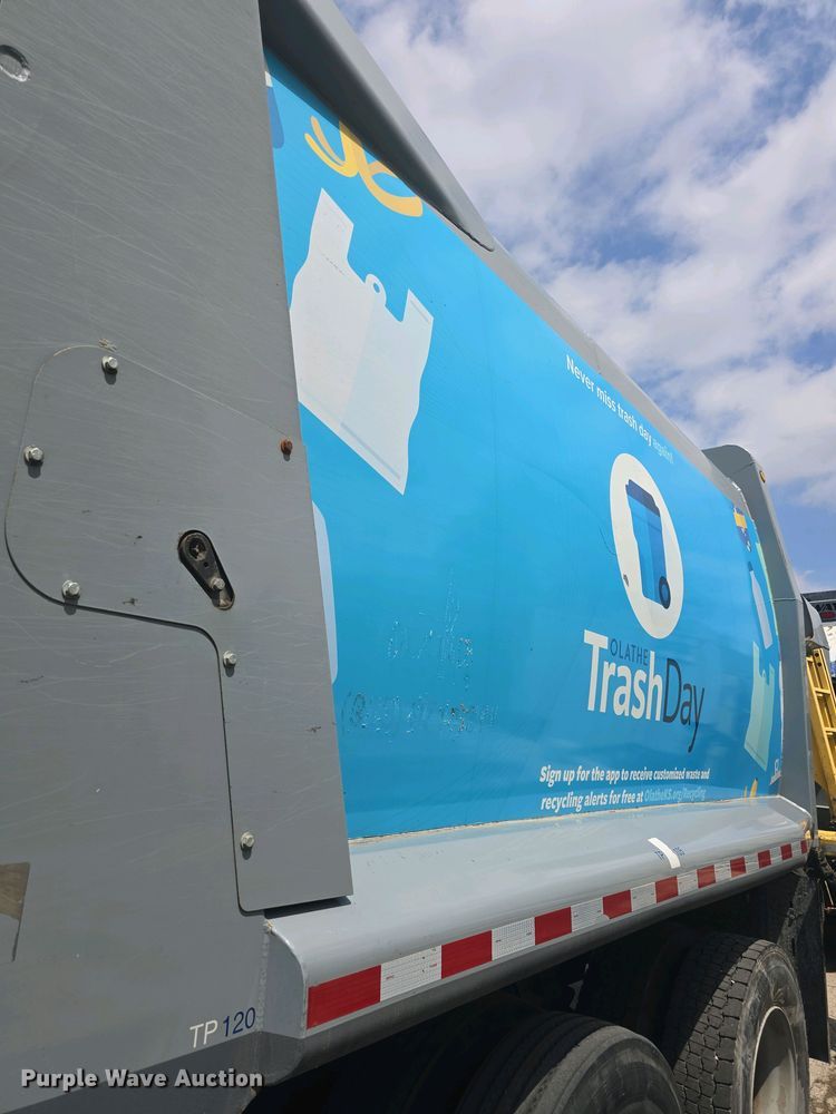 image for item EK5048 2019 Mack LR64E refuse truck