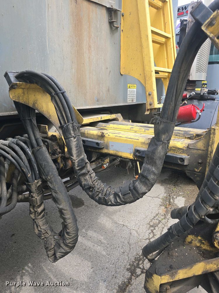 image for item EK5048 2019 Mack LR64E refuse truck