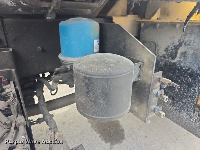 image for item EK5048 2019 Mack LR64E refuse truck