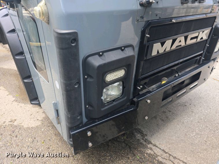 image for item EK5048 2019 Mack LR64E refuse truck