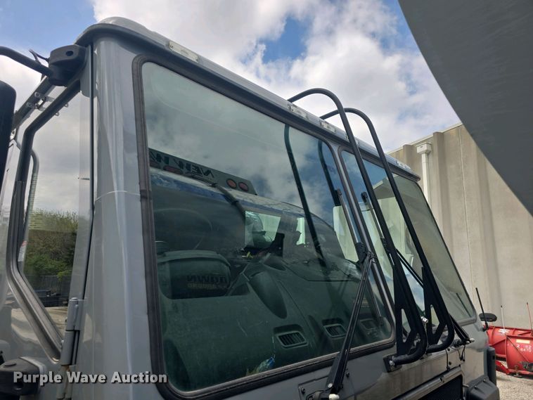 image for item EK5048 2019 Mack LR64E refuse truck