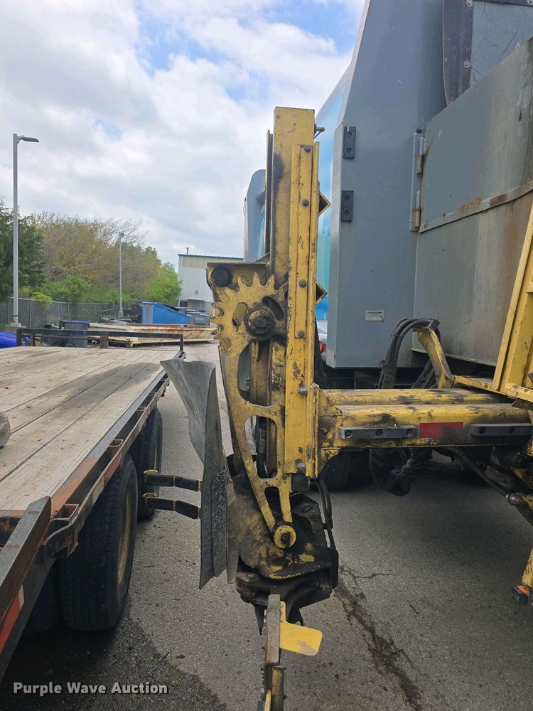 image for item EK5048 2019 Mack LR64E refuse truck