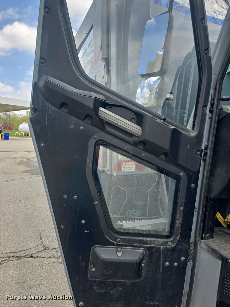 image for item EK5048 2019 Mack LR64E refuse truck