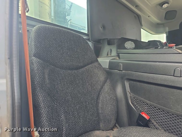 image for item EK5048 2019 Mack LR64E refuse truck