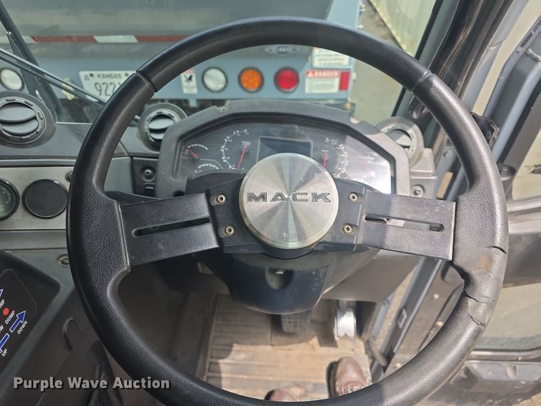 image for item EK5048 2019 Mack LR64E refuse truck