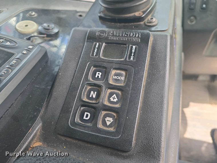 image for item EK5048 2019 Mack LR64E refuse truck