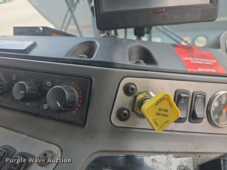 image for item EK5048 2019 Mack LR64E refuse truck