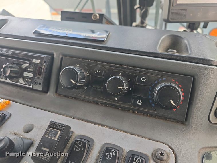 image for item EK5048 2019 Mack LR64E refuse truck