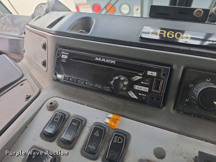 image for item EK5048 2019 Mack LR64E refuse truck