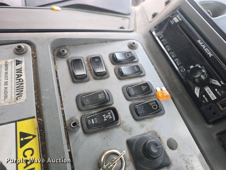 image for item EK5048 2019 Mack LR64E refuse truck