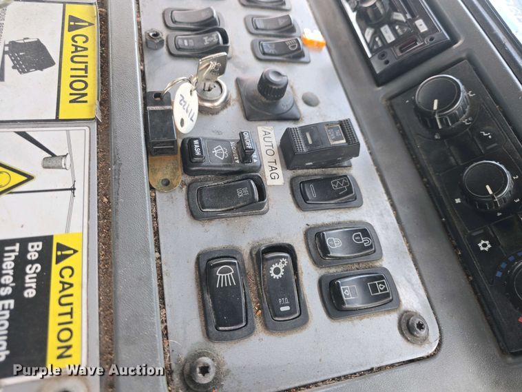 image for item EK5048 2019 Mack LR64E refuse truck