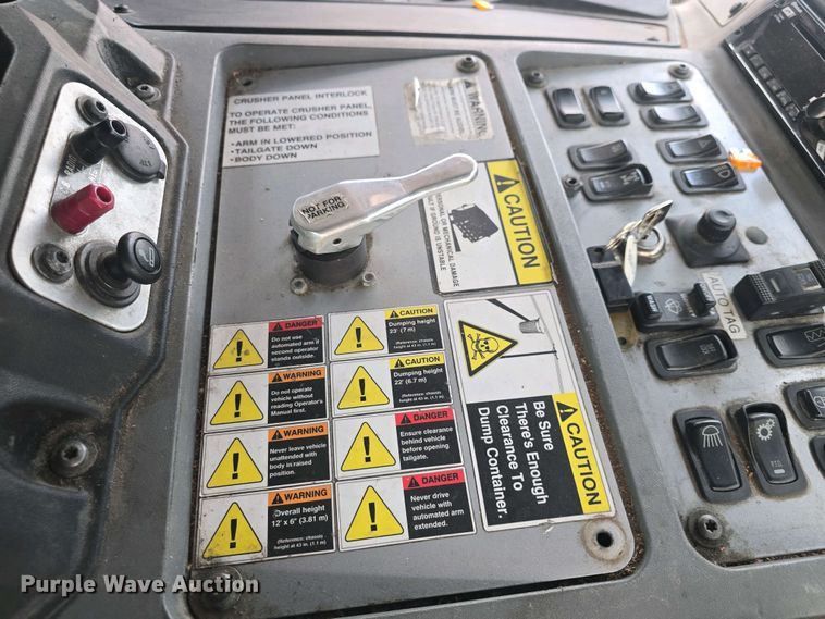 image for item EK5048 2019 Mack LR64E refuse truck