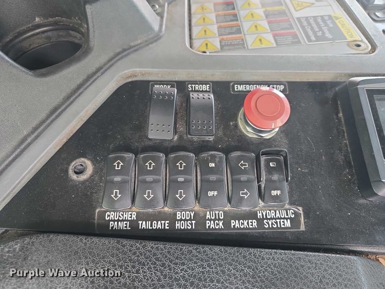 image for item EK5048 2019 Mack LR64E refuse truck