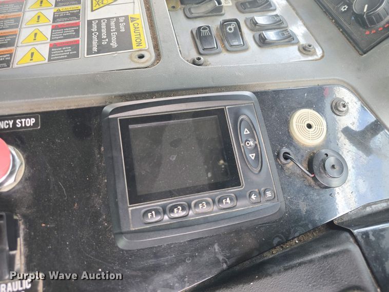 image for item EK5048 2019 Mack LR64E refuse truck