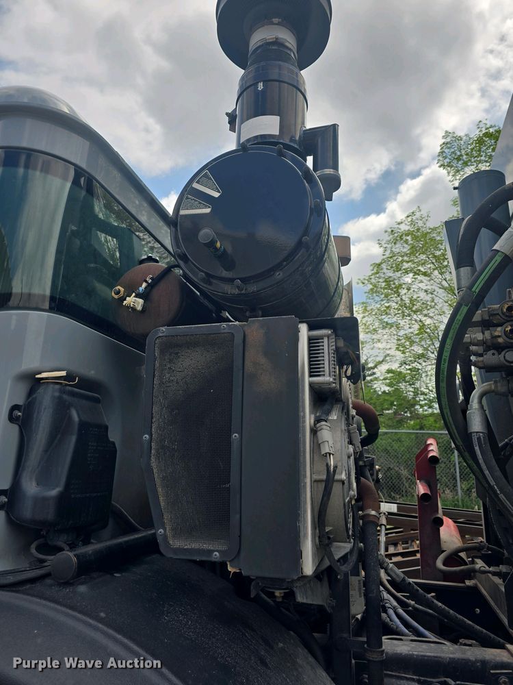 image for item EK5048 2019 Mack LR64E refuse truck