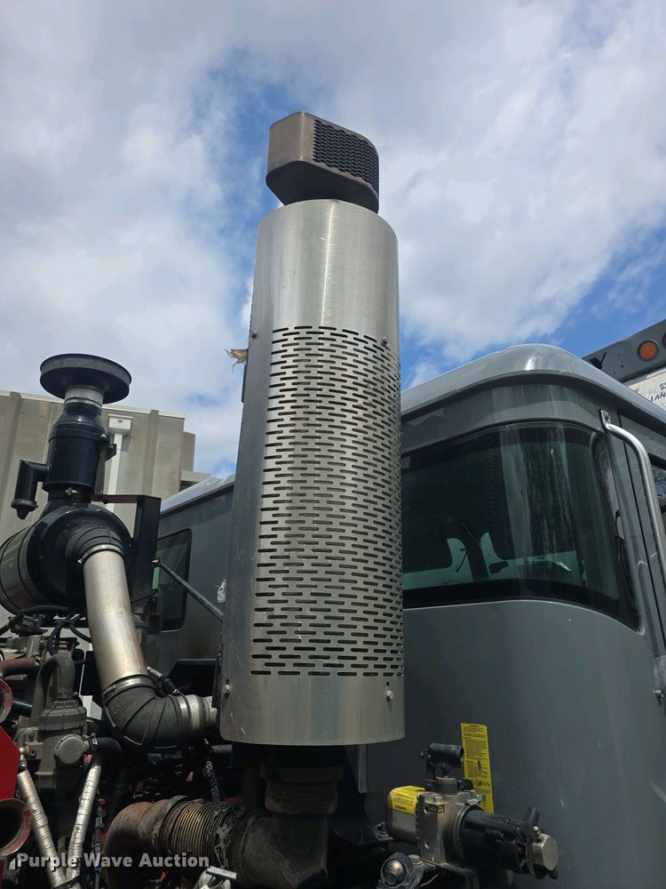 image for item EK5048 2019 Mack LR64E refuse truck