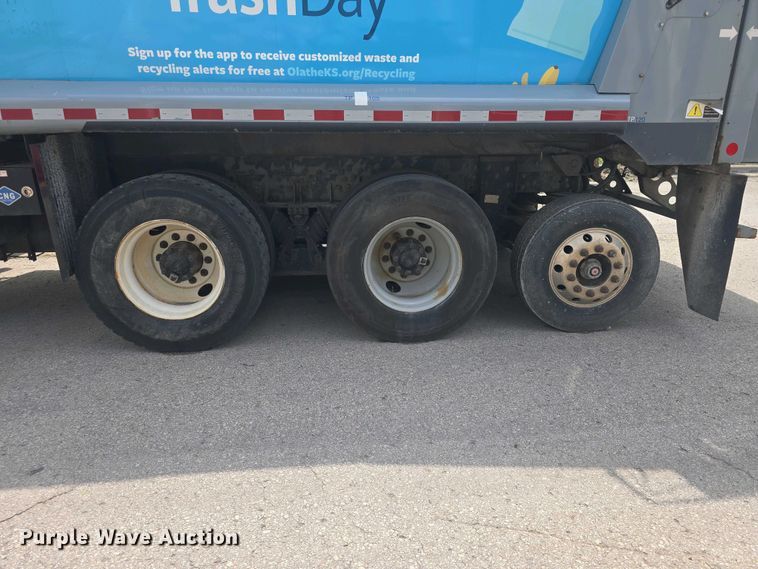 image for item EK5048 2019 Mack LR64E refuse truck