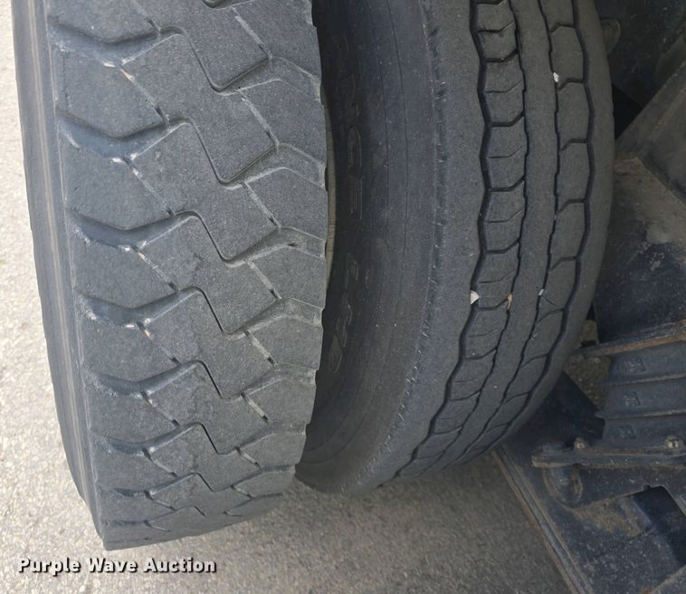 image for item EK5048 2019 Mack LR64E refuse truck