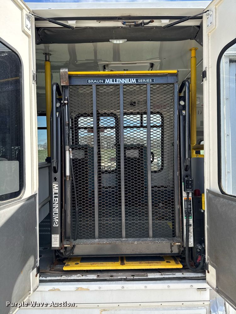 image for item EM3780 2012 Ford Econoline shuttle bus