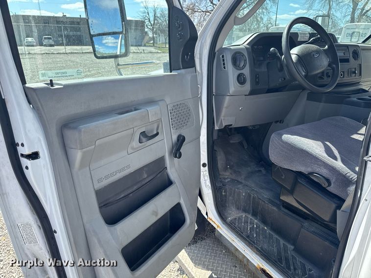 image for item EM3780 2012 Ford Econoline shuttle bus