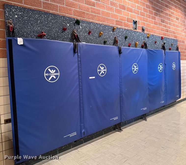 image for item EM3861 Rock climbing wall