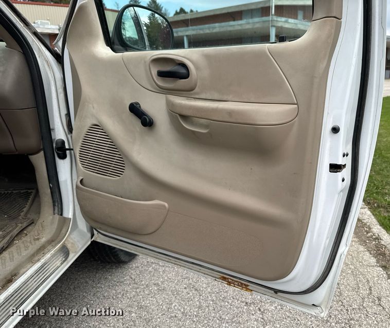 image for item EM3958 2004 Ford F150 XL pickup truck