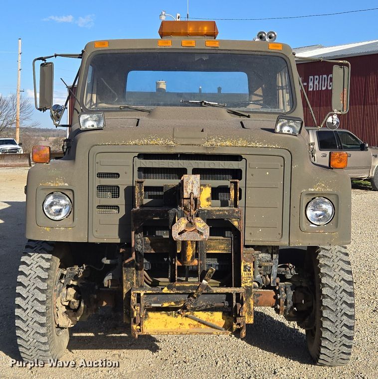 image for item EM7024 1981 International  1854 utility / service truck