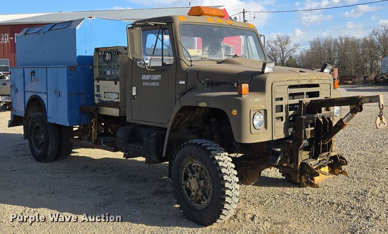 image for item EM7024 1981 International  1854 utility / service truck